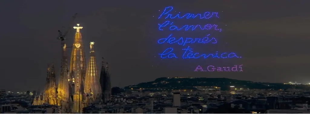 Primer l'amor, després la tècnica, la famosa cita d'Antoni Gaudí, projectada amb drons
