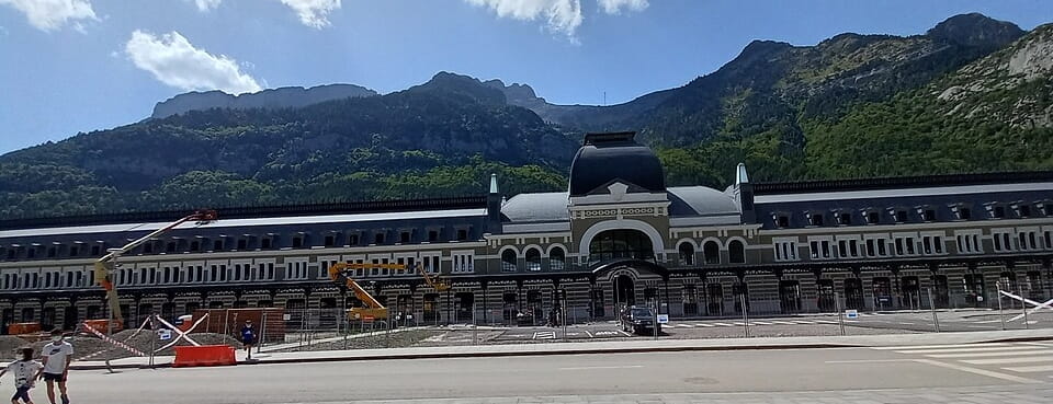 Edifici principal de l'Estació Internacional de Canfranc, la fotografia està feta des de l'oest