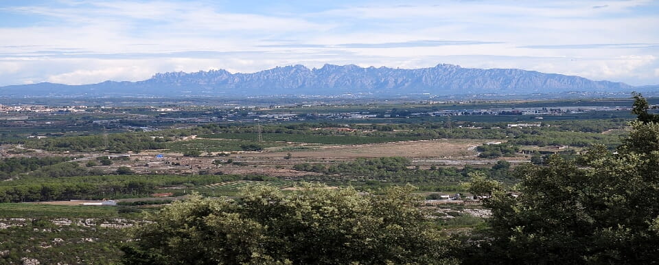 La plana del Penedès i Montserrat des del jaciment d'Olèrdola